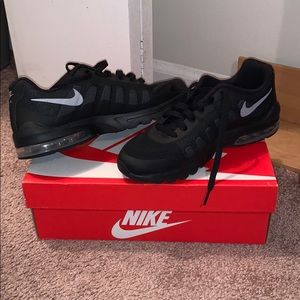 Women’s athletic shoe